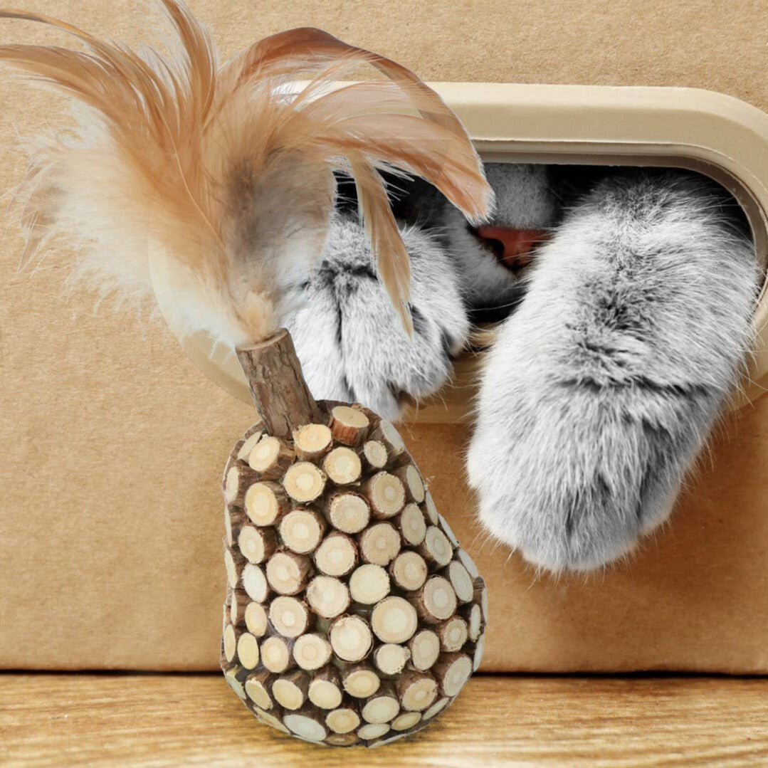 Holzwackelholz mit Federn und Katzenminze