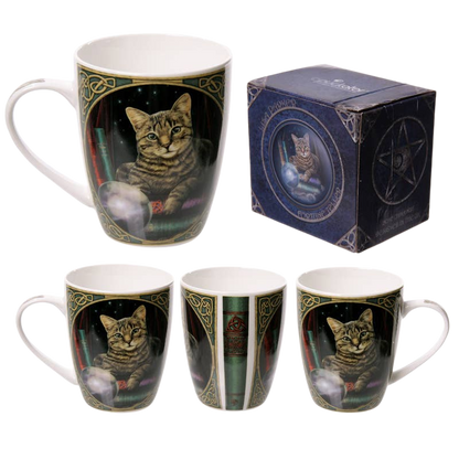 Porzellanbecher mit Katze und Kristallkugel