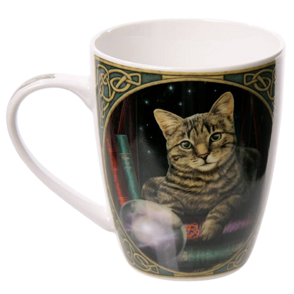 Porzellanbecher mit Katze und Kristallkugel